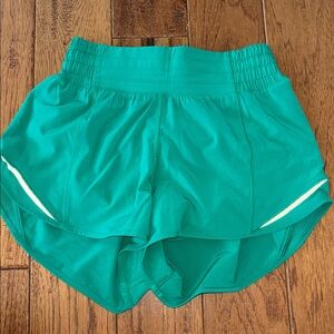 Lululemon Hottie Hot HR 2.5” Kelly Green Shorts